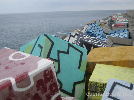 Cubos de la Memoria, de Agustin Ibarrola, en Llanes (Asturias)